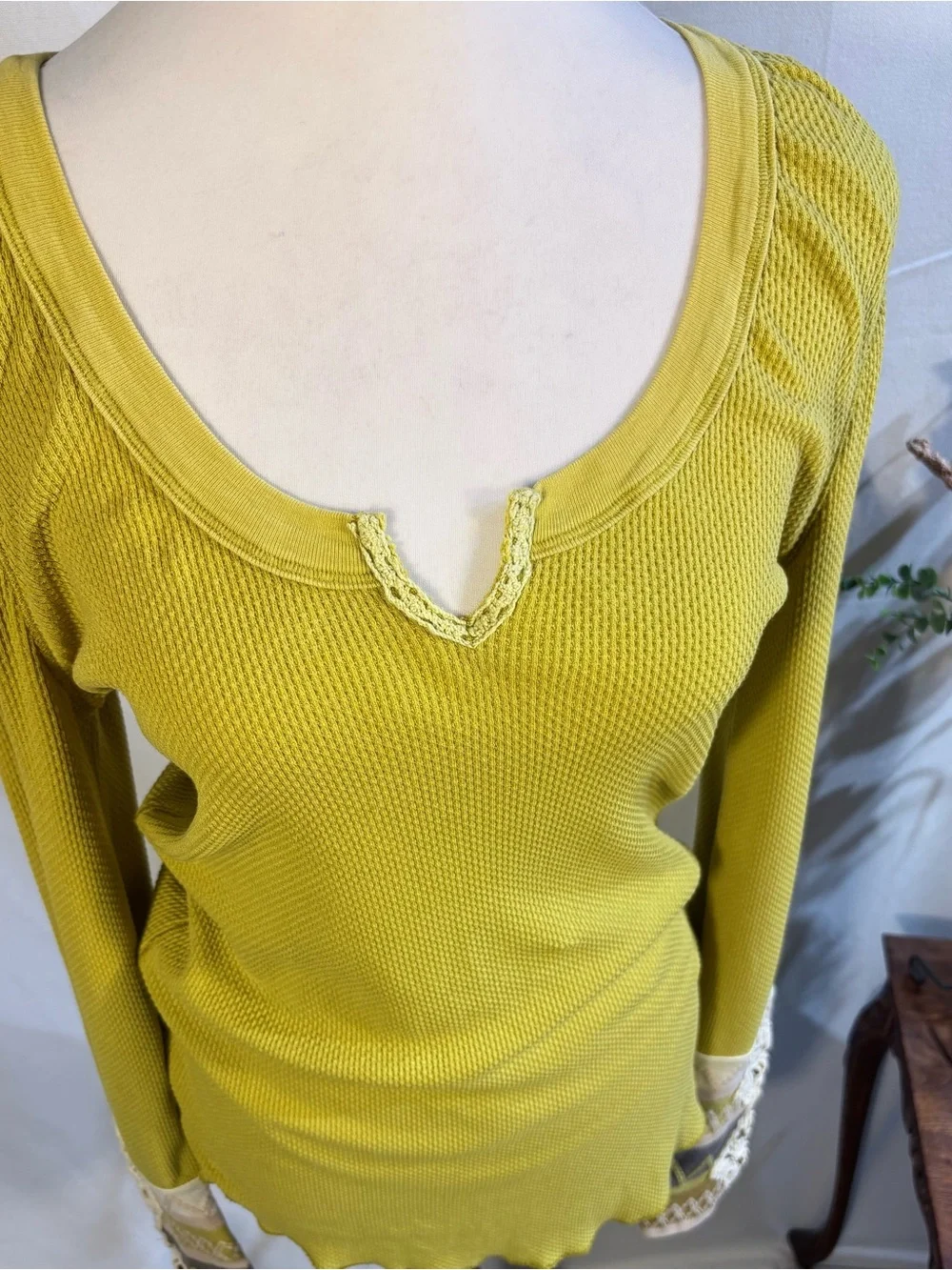♨️Free People Kombucha Cuff Yellow Waffle Thermal Embroidered Crochet Top Sz L💛